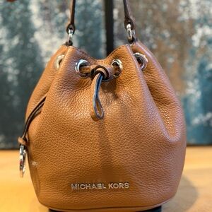 Michael Kors Jules Drawstring Bucket Bag in brown pebbled leather